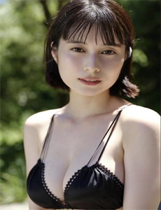 圆肚子女孩